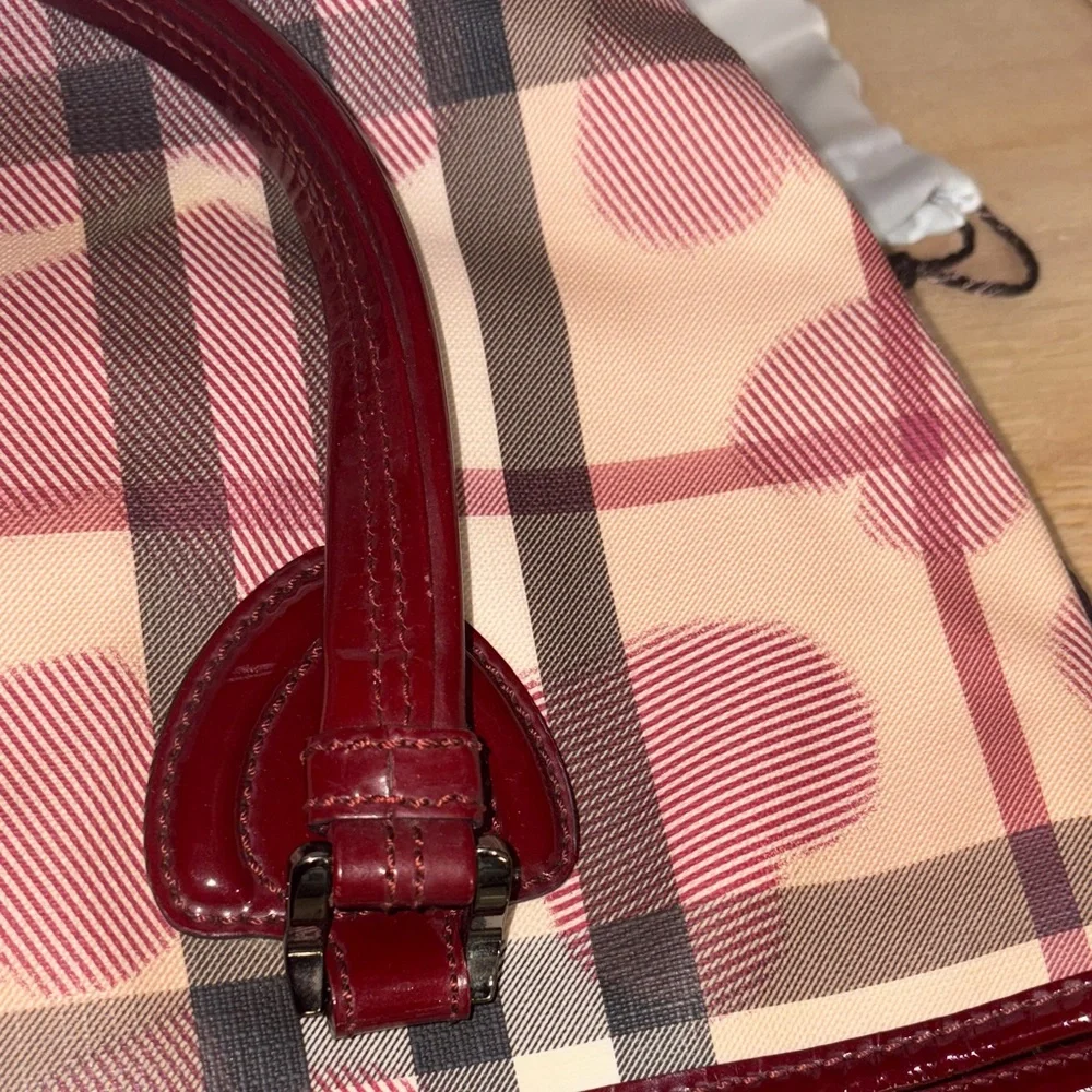Burberry Heart-Print Tote Bag in Burgundy and Beige - Picture 7 of 14